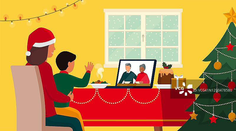 家庭在家里庆祝圣诞节，并通过视频电话在线连接图片素材