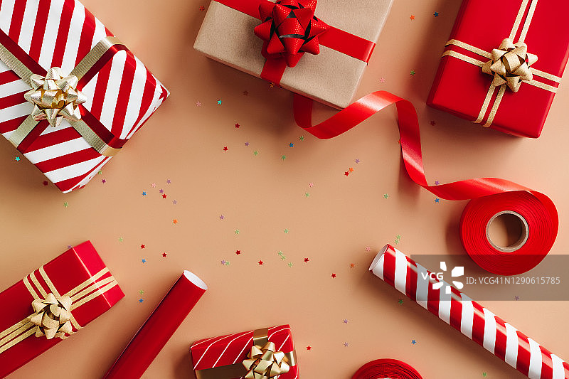 粉彩背景上的礼品盒做成的框架…新年的庆祝活动图片素材
