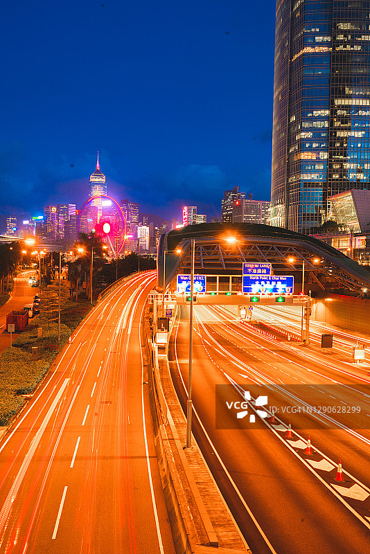 香港夜晚的交通高速公路霓虹摩天大楼图片素材