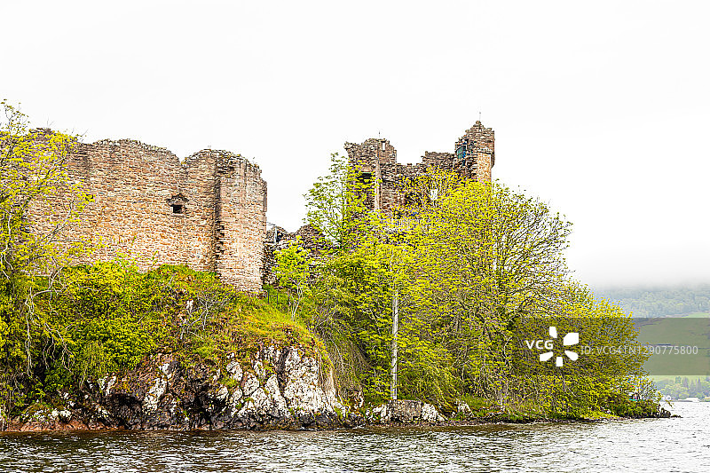 尼斯湖的厄克特城堡。尼斯湖是苏格兰高地因弗内斯西南部一个又大又深的淡水湖图片素材