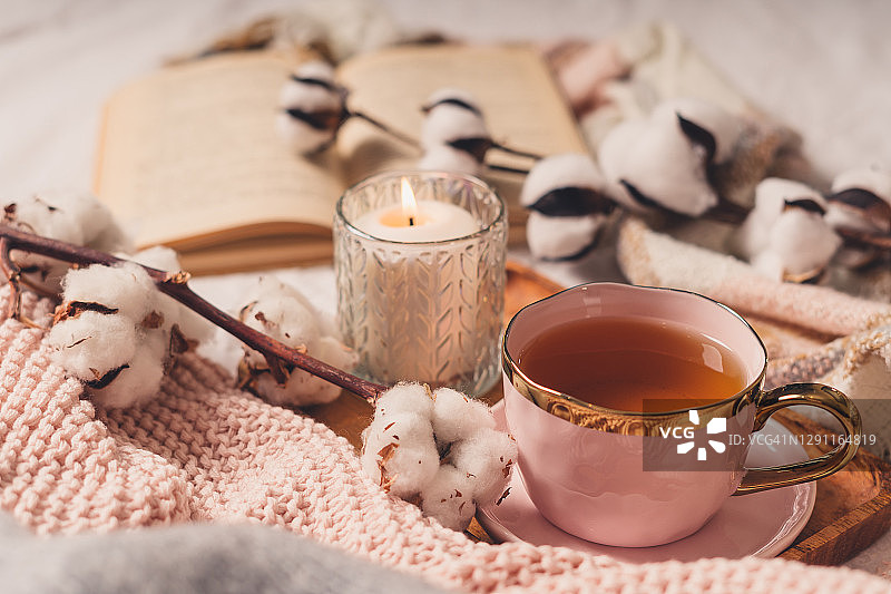一杯茶，棉花，舒适，书，蜡烛。舒适的秋冬概念。图片素材