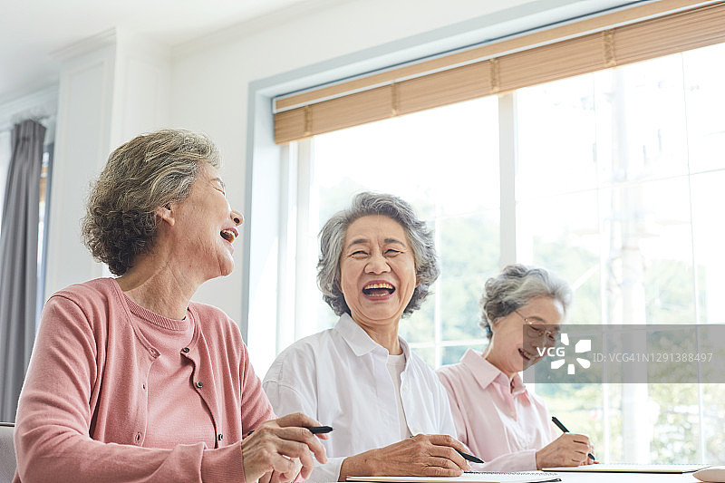微笑的老年妇女一起学习图片素材