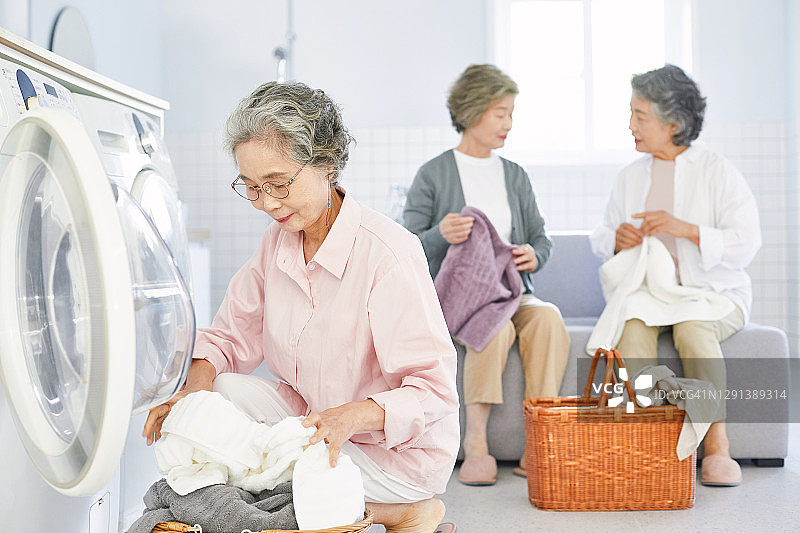 洗衣房里的老年妇女图片素材