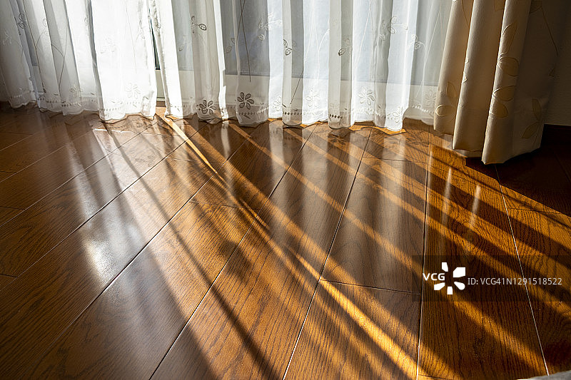 阳光透过窗户和窗帘的阴影图片素材