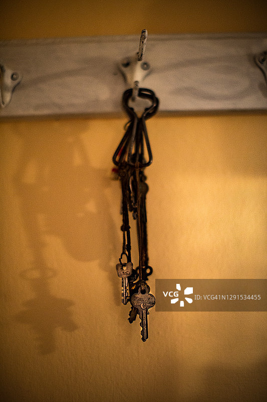 旧钥匙挂在绳子上，挂在钩子上。图片素材
