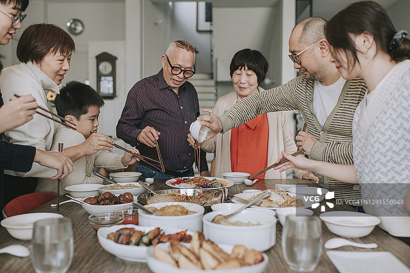 马来西亚华人家庭年夜饭有传统菜肴生鱼刘生生图片素材