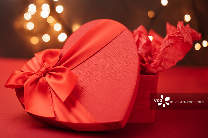 情人节，牛皮纸礼盒，红丝带和蜡烛。乡村风格图片素材