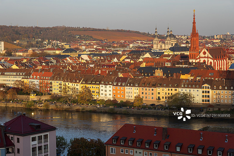 德国，弗朗科尼亚，维尔茨堡，豪格修道院和美因河的城市景观图片素材