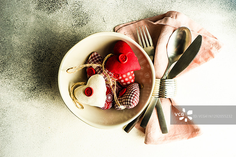 情人节用心形装饰的餐具和餐具图片素材