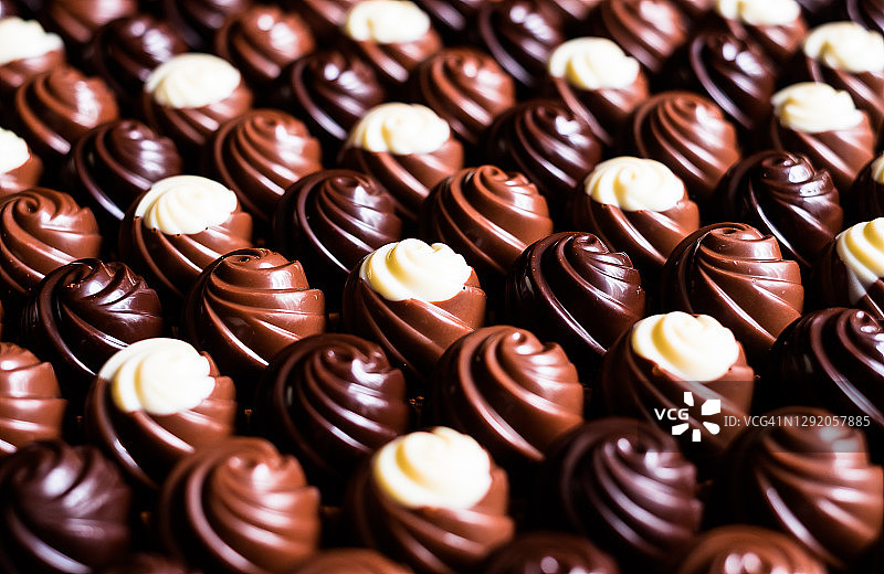 精选黑巧克力、牛奶巧克力和白巧克力糖果，选择性聚焦。巧克力的背景。宏食品摄影。糖果的集合。图片素材