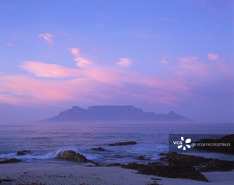 南非晨曦中的桌山图片素材
