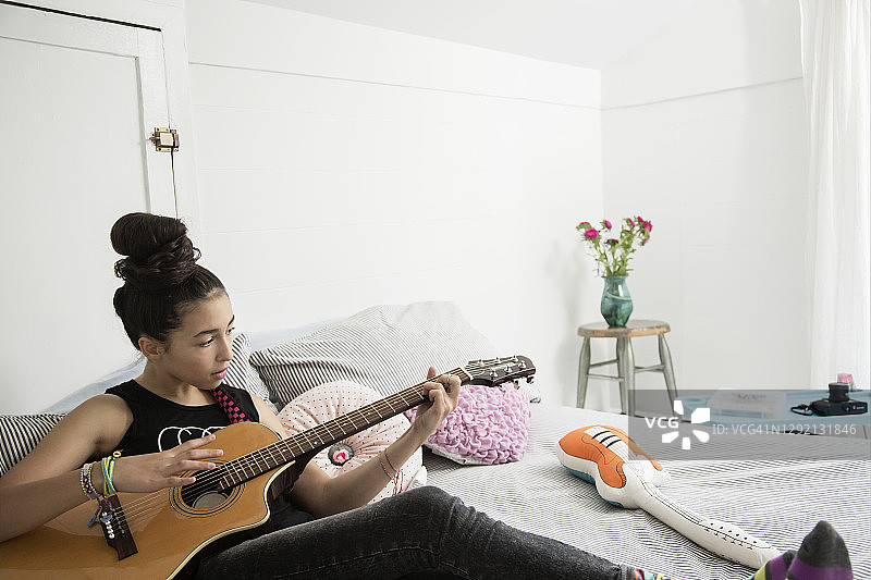 躺在床上弹吉他的女孩图片素材