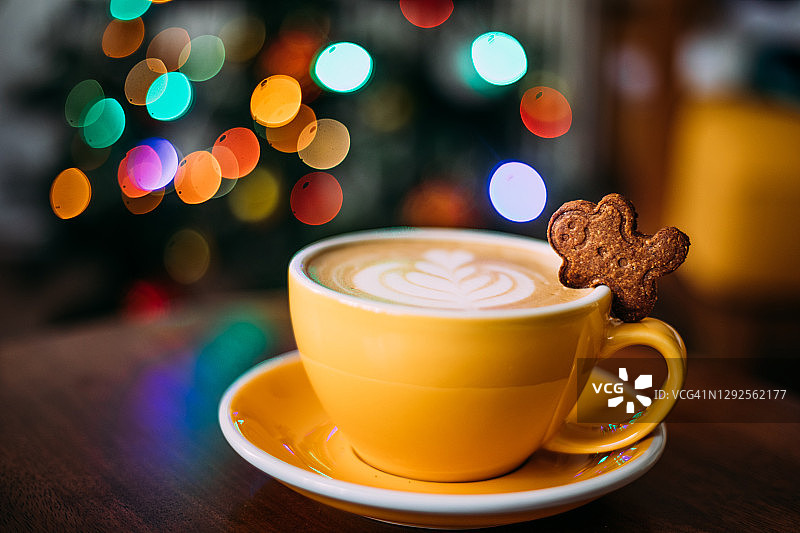 咖啡和姜饼饼干放在圣诞桌上图片素材