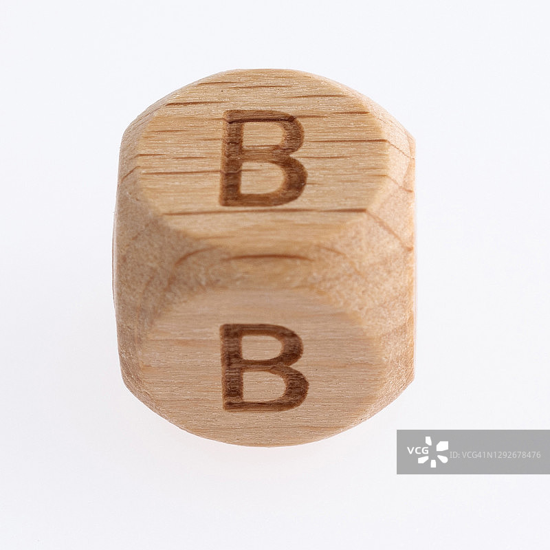 白色背景上有字母B的木粒图片素材