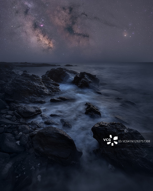 银河下的夜景海景图片素材