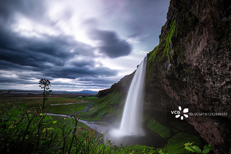 冰岛，带有Seljalandsfoss瀑布的穆迪景观图片素材