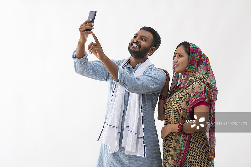 一对农村夫妻用手机自拍的照片图片素材