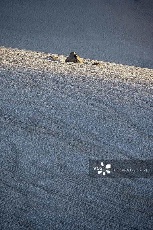 岩石伸出雪，冰川，冰川，高山景观，夏蒙尼，上萨瓦，法国图片素材