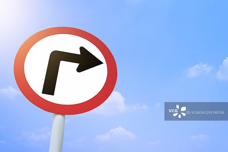 交通标志显示右转和蓝天图片素材