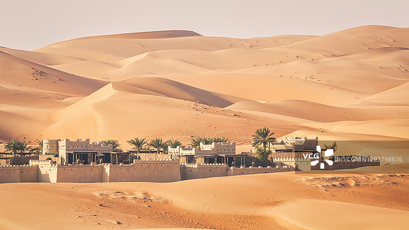 Abu Dhabi Abu ' al Khali沙漠绿洲村全景沙丘图片素材