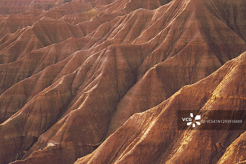 西班牙Bardenas Reales荒地沙漠景观中崎岖的砂岩地层。西班牙北部Bardenas Reales的沙漠景观。图片素材
