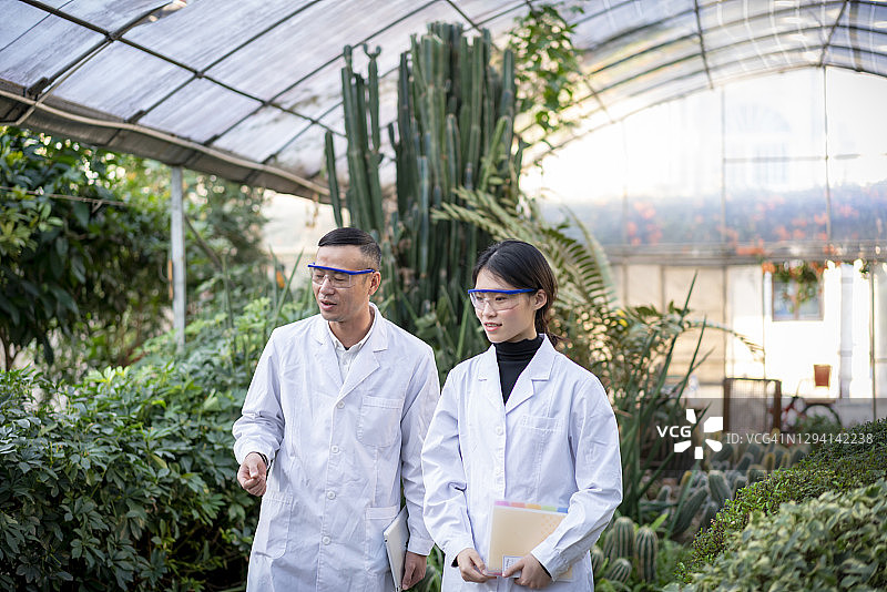 两位年轻的亚洲科学家正在研究植物图片素材