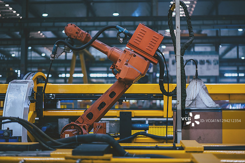 机器人手臂在工厂工作图片素材