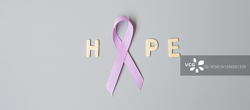 世界癌症日(2月4日)。薰衣草紫色丝带，以支持生活和疾病的人们。医疗保健理念图片素材