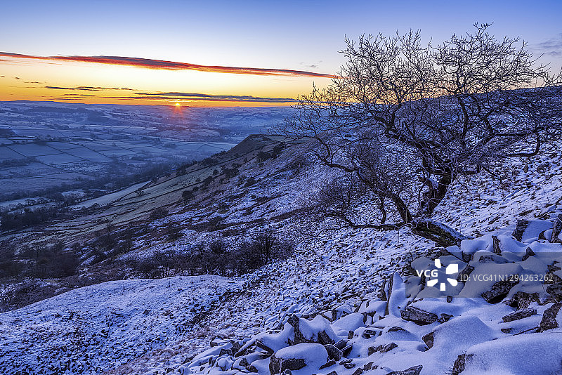 德比郡山顶区克拉肯边缘的日出。英国图片素材