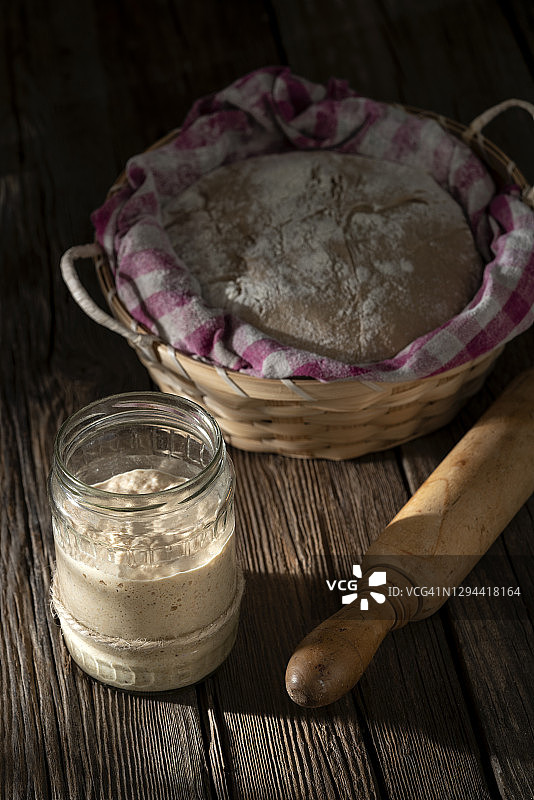 酵母准备真正的面包面团自制面包店在穆迪木桌子图片素材