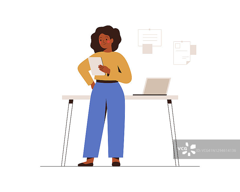 非裔美国女商人在办公室或家里工作。自信的黑人女企业家拿着一台平板电脑，用它来规划或在线会议。图片素材