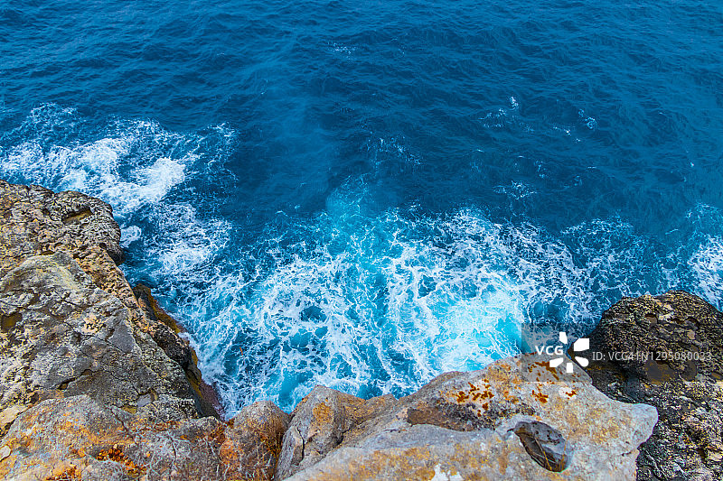 海湾岩石蓝绿色的水Cala Figuera Santanyí西班牙马略卡岛。图片素材