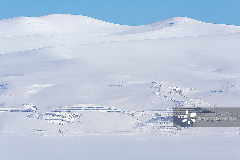冬季景观与雪和电力塔图片素材