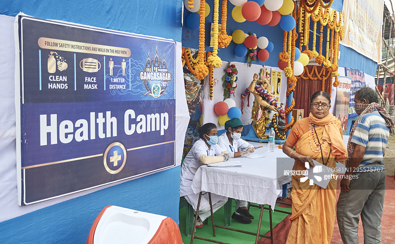 加尔各答Gangasagar Mela中转营地内，朝圣者在医疗营地进行健康检查图片素材