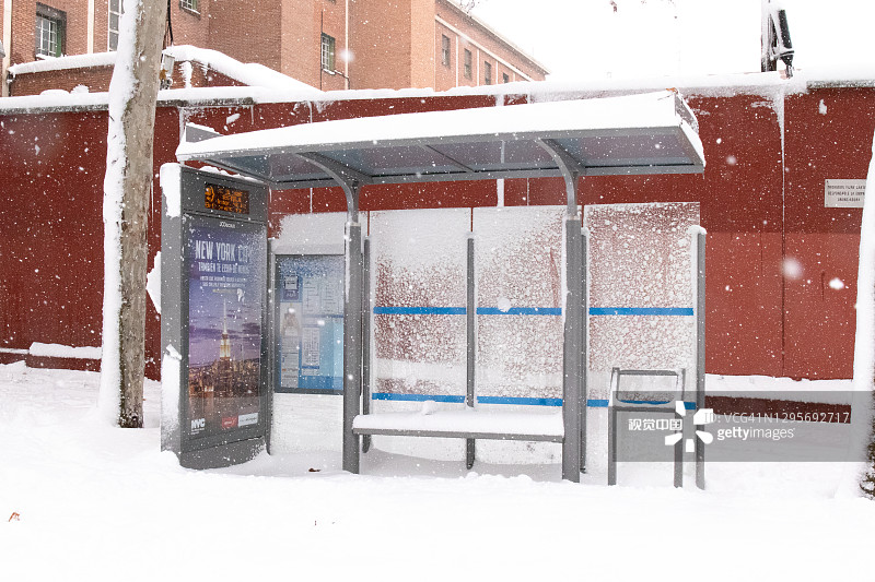 由于菲洛梅娜风暴造成的降雪，公交车站被雪覆盖，街道和道路被雪覆盖。图片素材