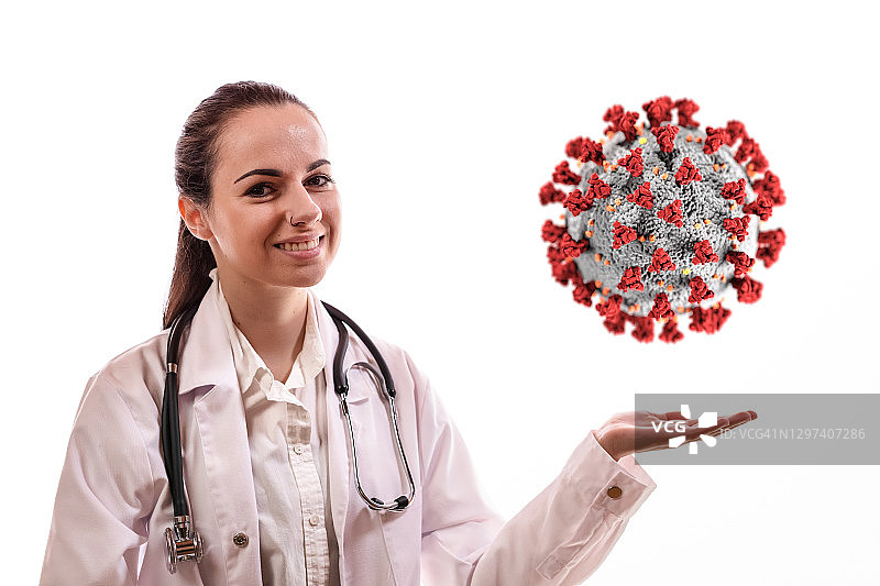 微笑的年轻女医生呈现冠状病毒分子图片素材