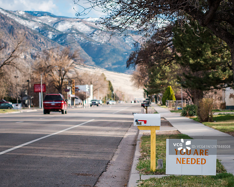 在犹他州的一个小镇上，标牌上写着“需要你”。图片素材