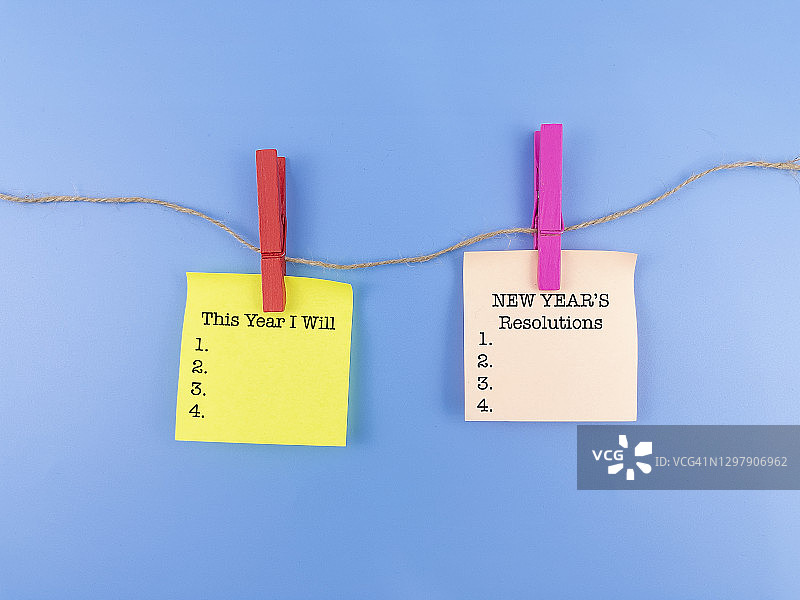 贴着“今年我要”和“新年决心”的便条。图片素材