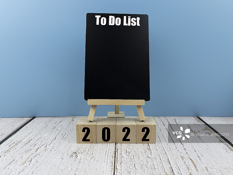 2022年木块上的单词和待做事项清单上的单词在画板或黑板上。新年的灵感和背景。图片素材