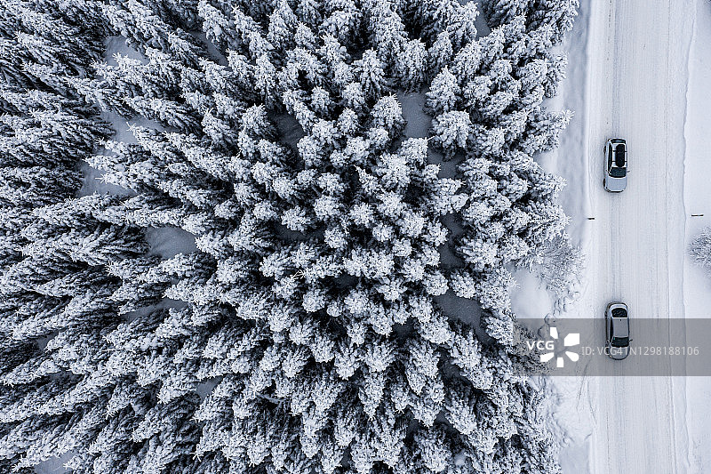 这是一架直升飞机拍摄到的冬日里积雪覆盖的道路图片素材
