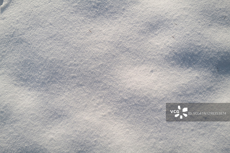 雪在阳光下闪闪发光图片素材
