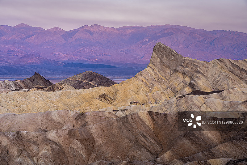 日出前，美国加州死亡谷国家公园扎布利斯基点的曼利灯塔岩层图片素材