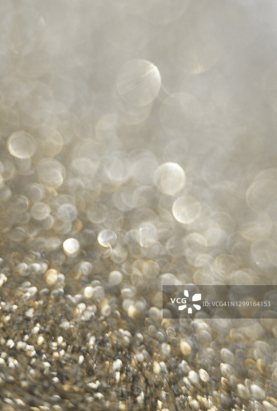 闪闪发光的金色装饰垂直背景为节日，新年和圣诞节图片素材