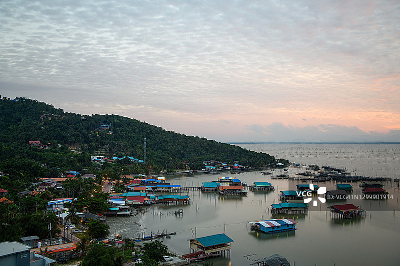 泰国南部的渔村和渔场的日落天空图片素材