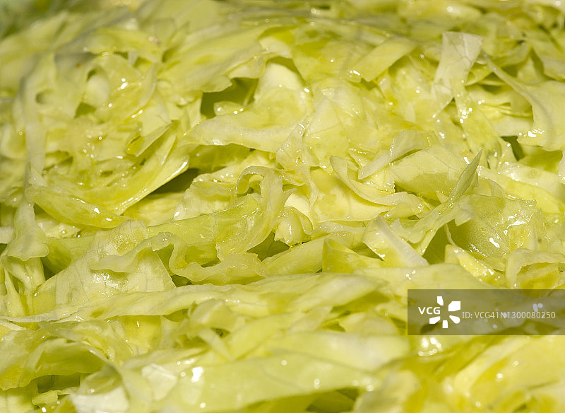 切碎的希腊沙拉，加入橄榄油，盐和柠檬汁图片素材
