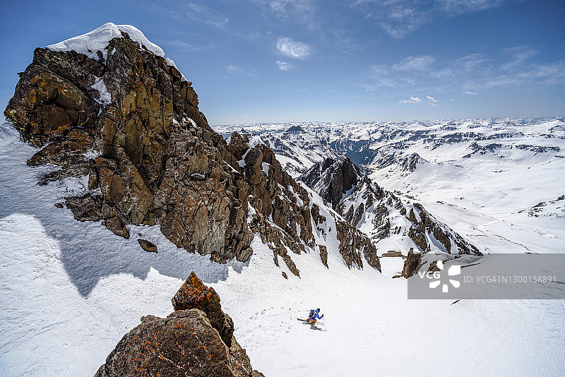 滑雪登山运动员从海拔14000英尺的雪坡上下山图片素材