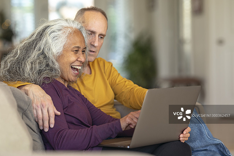 一对老年夫妇在用笔记本电脑图片素材