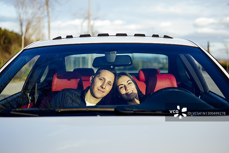 年轻夫妇坐在车里微笑图片素材