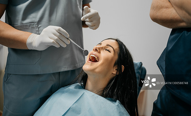 看牙医的女人牙痛图片素材