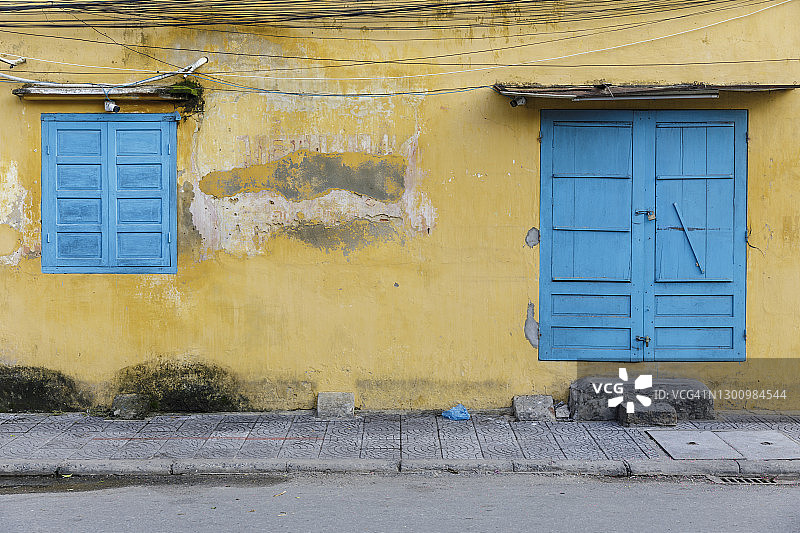 越南会安的黄色墙壁和蓝色窗户。图片素材